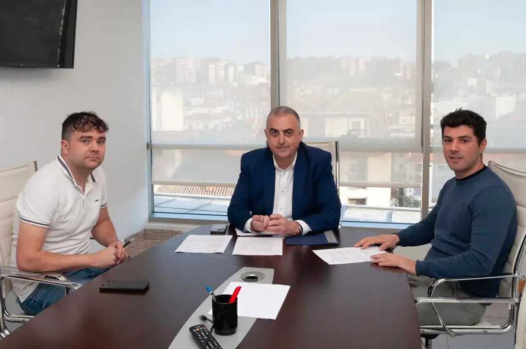 09:30 horas. Despacho del consejero
El consejero de Fomento, Vivienda, Ordenaci&oacute;n del Territorio y Medio Ambiente, Roberto Media, recibe al alcalde de Tresviso. 20/03/2026. Jimena Aguirre