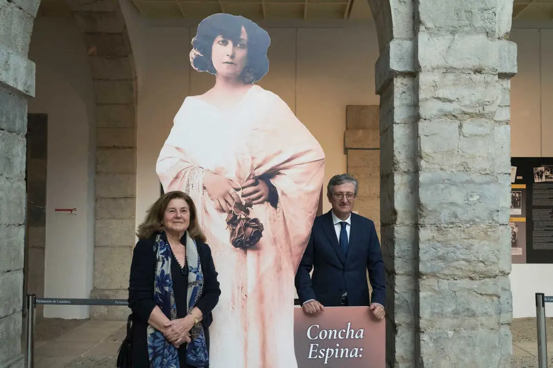 Conferencia "Concha Espina y sus escritos sobre la Guerra Civil" con el editor Jes&uacute;s Blazquez y la nieta de la escritora Concha de la Serna en la sala Arquitecto Alday del Parlamento de Cantabria.