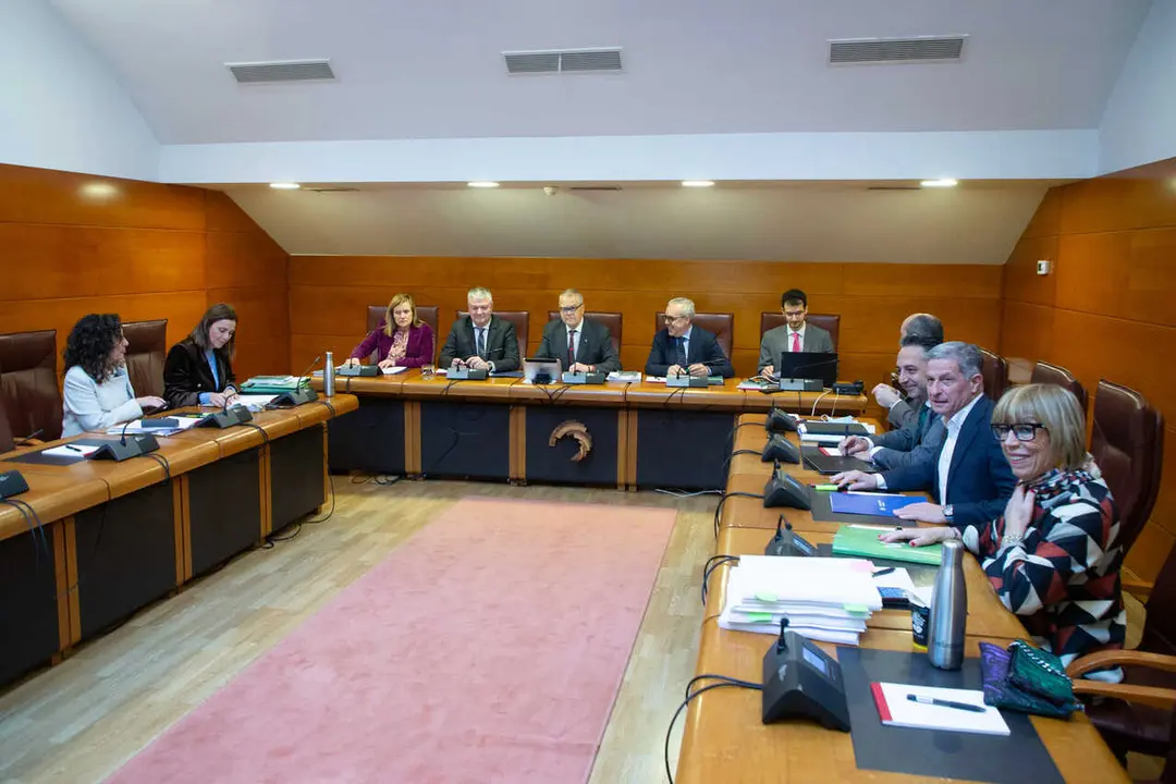 Parlamento de Cantabria 
El consejero de Econom&iacute;a, Hacienda, Fondos Europeos y Financiaci&oacute;n Auton&oacute;mica, Luis &Aacute;ngel Ag&uuml;eros, comparece en Comisi&oacute;n Parlamentaria para presentar el proyecto de Ley de Presupuestos Generales de la Comunidad Aut&oacute;noma para el a&ntilde;o 2026 y el correspondiente a su departamento
N ROMERO
31 mar 26