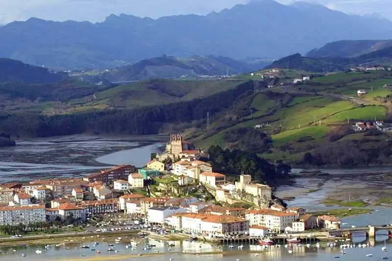 SAN VICENTE DE LA BARQUERA
BARRERAS ANTICONTAMINACION
VISTA AEREA
NACHO ROMERO &copy;
13 FEB 03