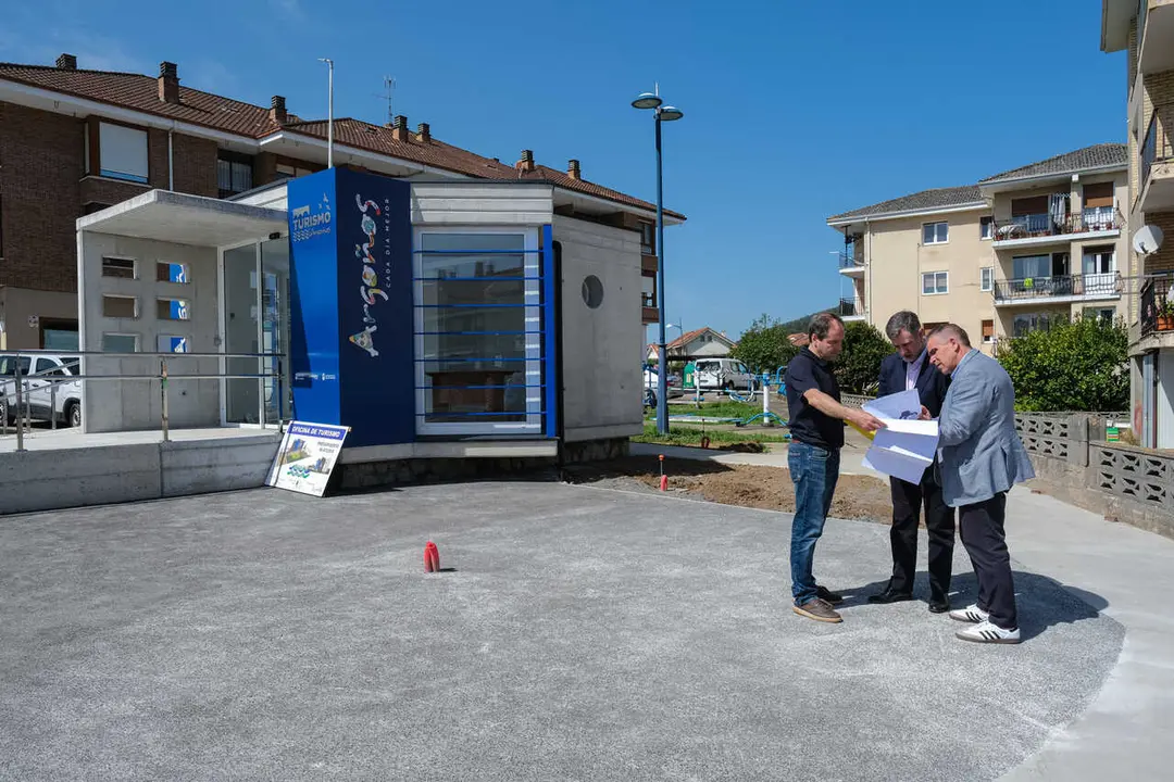 12:45 horas. Ayuntamiento de Argo&ntilde;os. El consejero de Cultura, Turismo y Deporte, Luis Mart&iacute;nez Abad, inaugura la nueva oficina de turismo de Argo&ntilde;os. 8 de abril de 2026 &copy; Ra&uacute;l Lucio