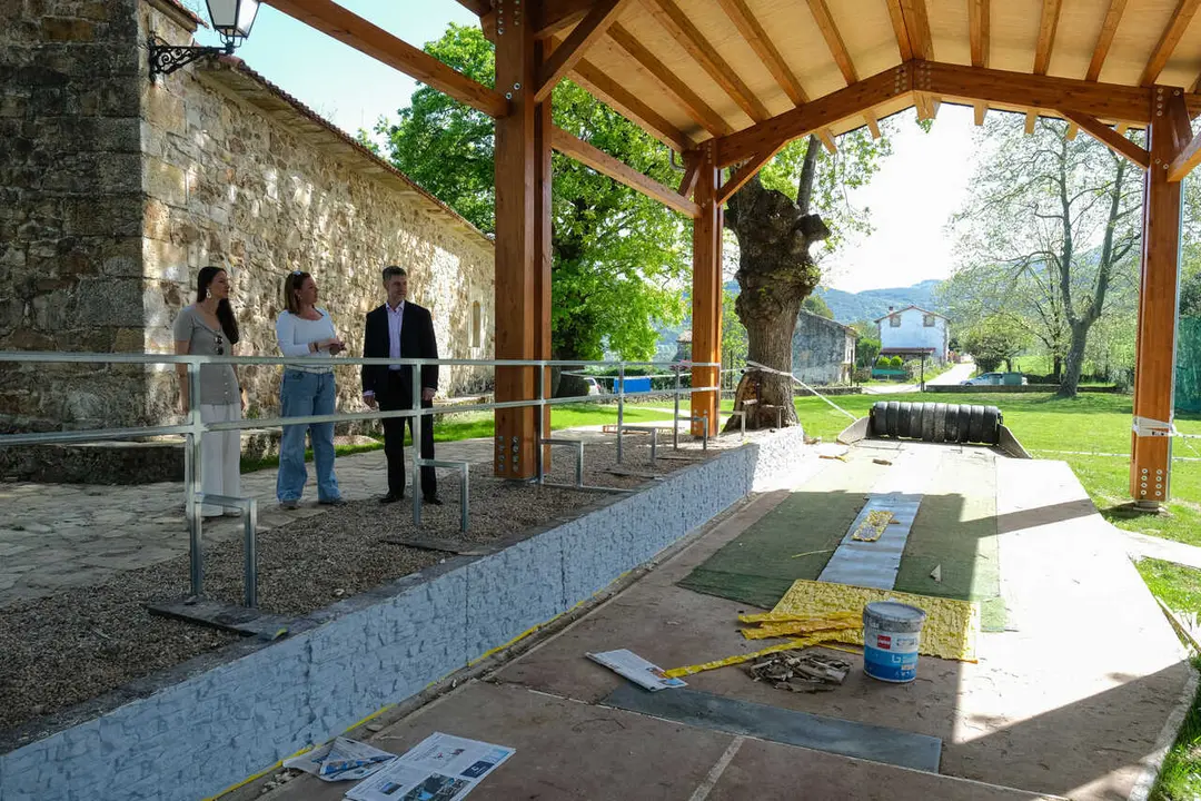 11:30 horas. Ayuntamiento de Ampuero. El consejero de Cultura, Turismo y Deporte, Luis Mart&iacute;nez Abad, visita las obras de mejora en el casco urbano. 8 de abril de 2026 &copy; Ra&uacute;l Lucio