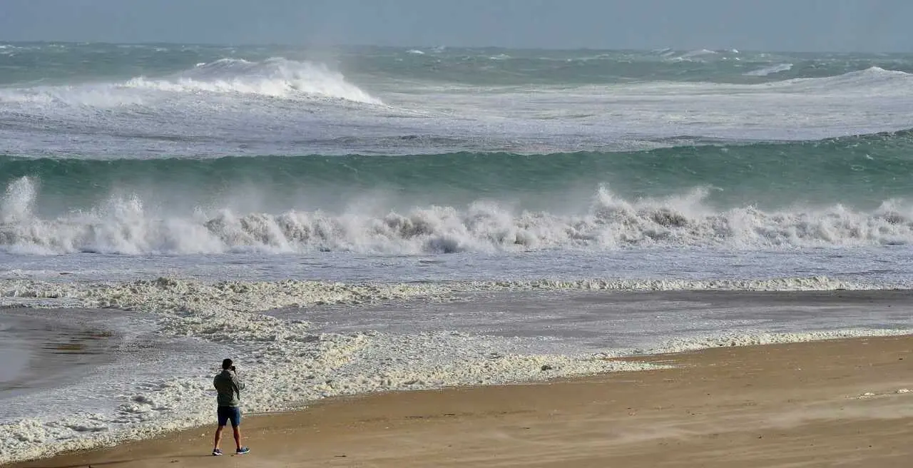 23/10/25 Santander 
Un chico observa las olas producidas por la borrasca Benjamin en la playa de San Juan de la Canal 
EUROPA PRESS NACHO CUBERO