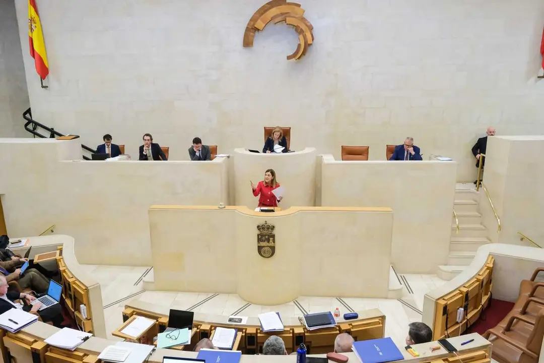 18:00 horas. Parlamento de Cantabria. La presidenta de Cantabria, Mar&iacute;a Jos&eacute; S&aacute;enz de Buruaga, interviene en la sesi&oacute;n plenaria.13 de abril de 2026 &copy; Ra&uacute;l Lucio