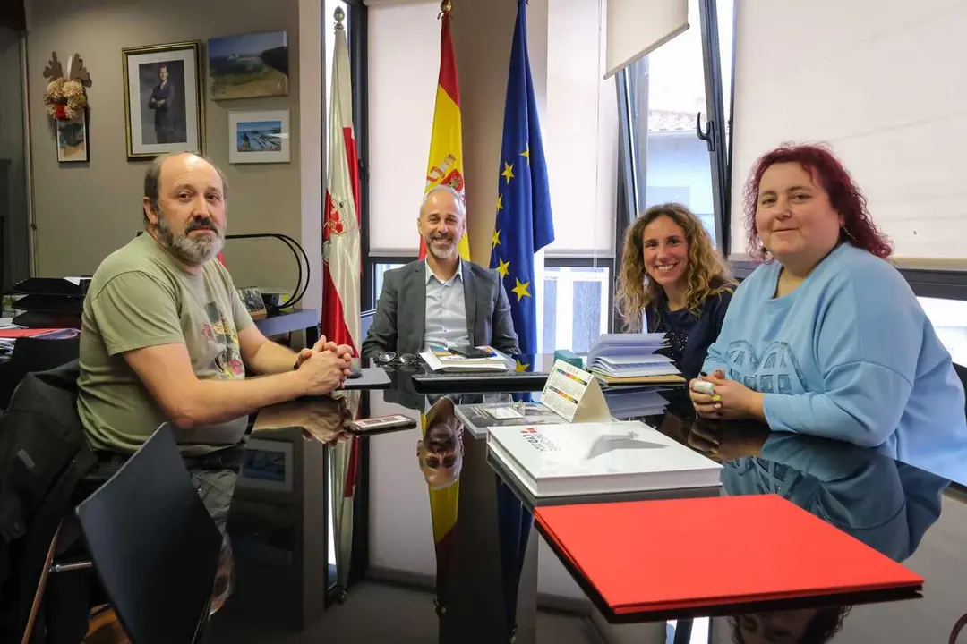 10:00 horas. Despacho del consejero. El consejero de Educaci&oacute;n, Formaci&oacute;n Profesional y Universidades, Sergio Silva, se re&uacute;ne con FAMPA. 20 de abril de 2026 &copy; Ra&uacute;l Lucio