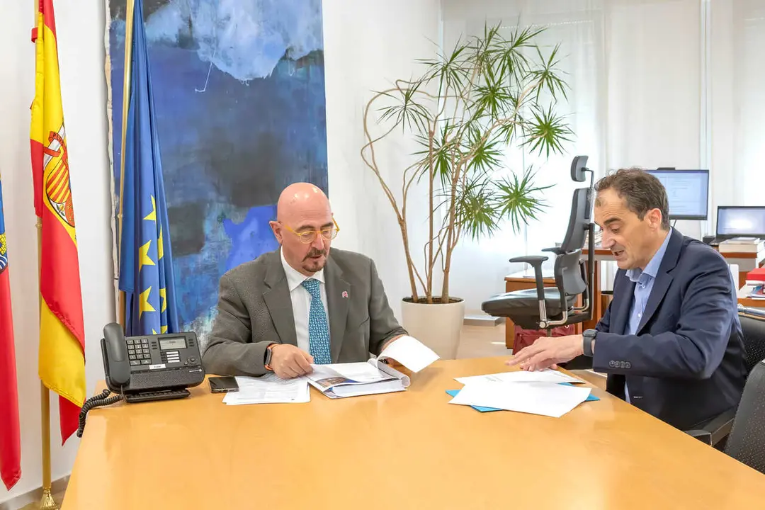 12:00 horas. Despacho del consejero
El consejero de Salud, C&eacute;sar Pascual, recibe a Enrique Bretones, alcalde de Alfoz de Lloredo.