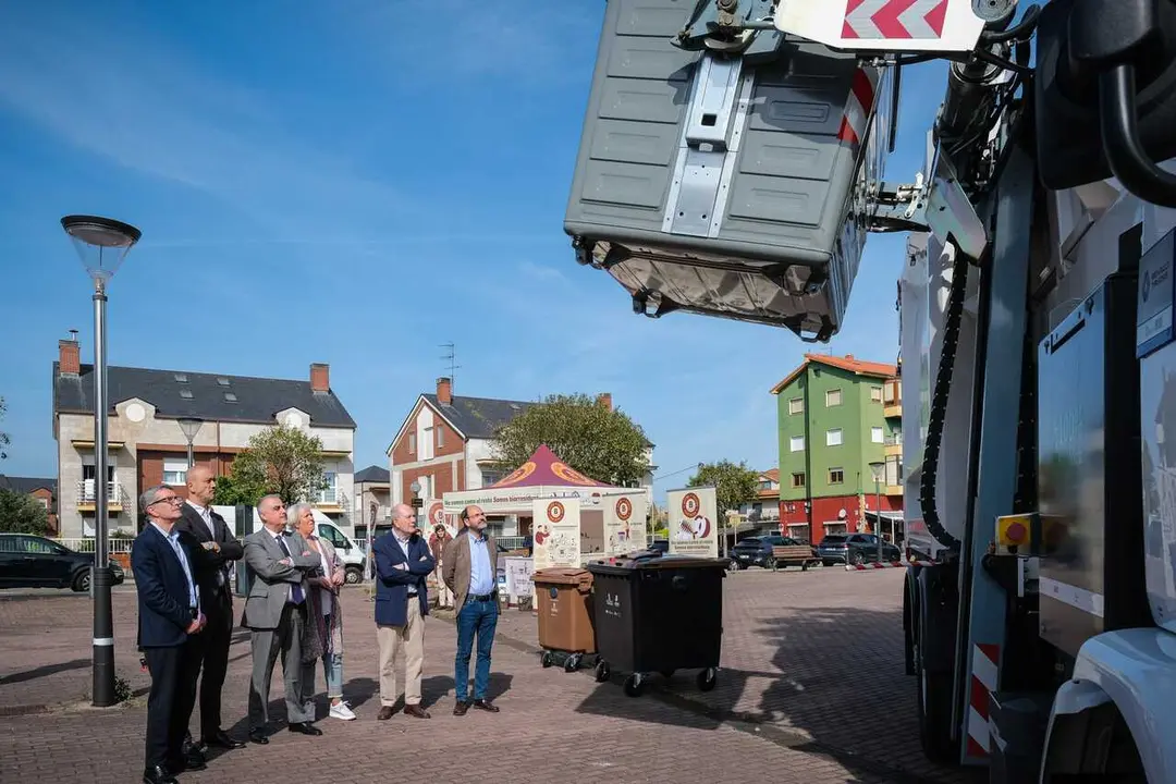 11:00 horas. Plaza de La Ermita, Tanos. El consejero de Fomento, Vivienda, Ordenaci&oacute;n del Territorio y Medio Ambiente, Roberto Media, participa en el acto de inicio de recogida del contenedor marr&oacute;n en Torrelavega. 23 de abril de 2026 &copy; Ra&uacute;l Lucio