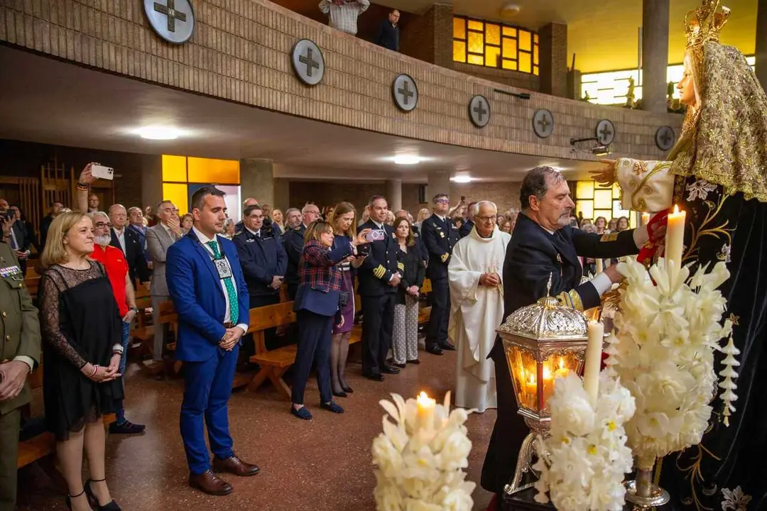 13:00 horas. Iglesia de San Miguel y Santa Gema (Pasionistas). Santander
La consejera de Presidencia, Justicia, Seguridad y Simplificaci&oacute;n Administrativa,
Isabel Urrutia, asiste a la misa de imposici&oacute;n de la faja de oficial general de la
Armada Espa&ntilde;ola a Nuestra Se&ntilde;ora de la Amargura. 26 abril 26 &copy; Miguel De la Parra