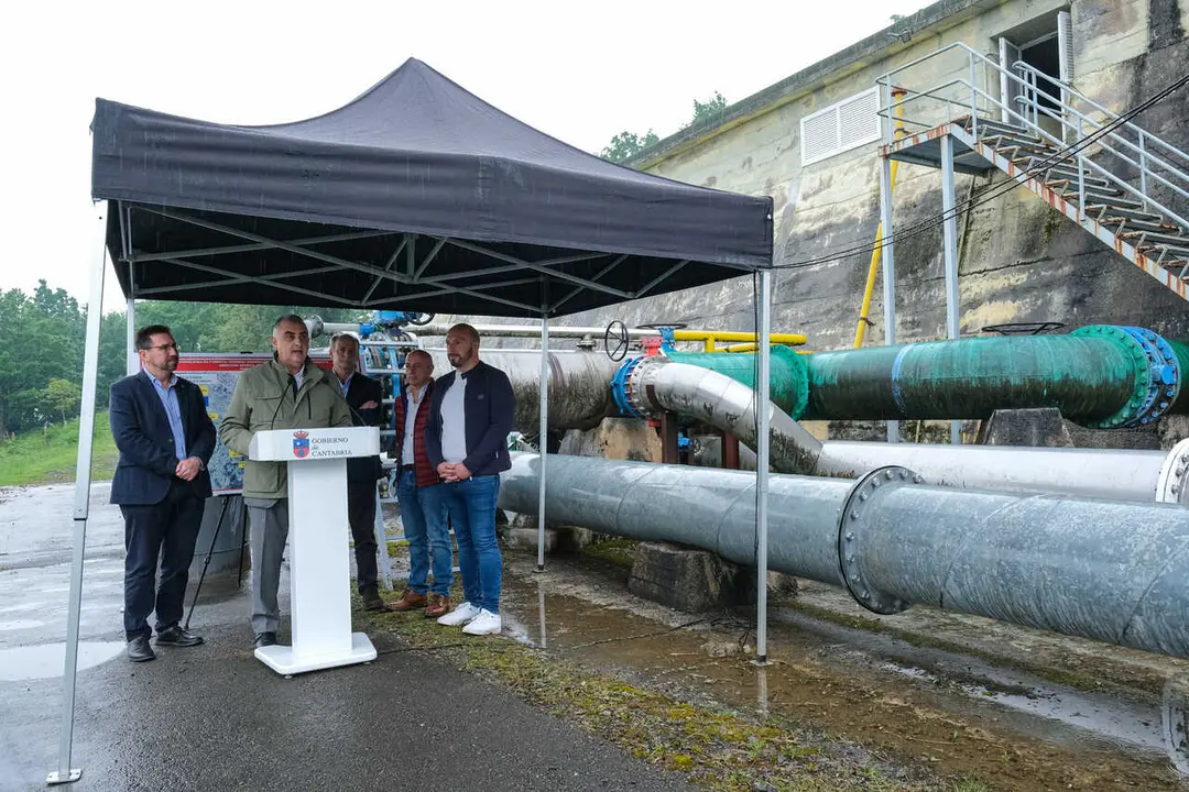 10:30 horas. Colindres. El consejero de Fomento, Vivienda, Ordenaci&oacute;n del Territorio y Medio Ambiente, Roberto Media, visita las obras de renovaci&oacute;n de tuber&iacute;as de abastecimiento del Plan As&oacute;n. 29 de abril de 2026 &copy; Ra&uacute;l Lucio
