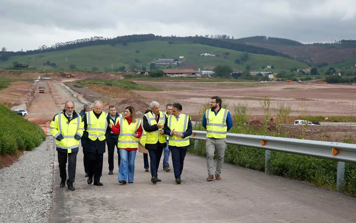 La presidenta de Cantabria, Mar&iacute;a Jos&eacute; S&aacute;enz de Buruaga, visita las obras del Centro log&iacute;stico e industrial de La Pasiega.
19 MAY 25
