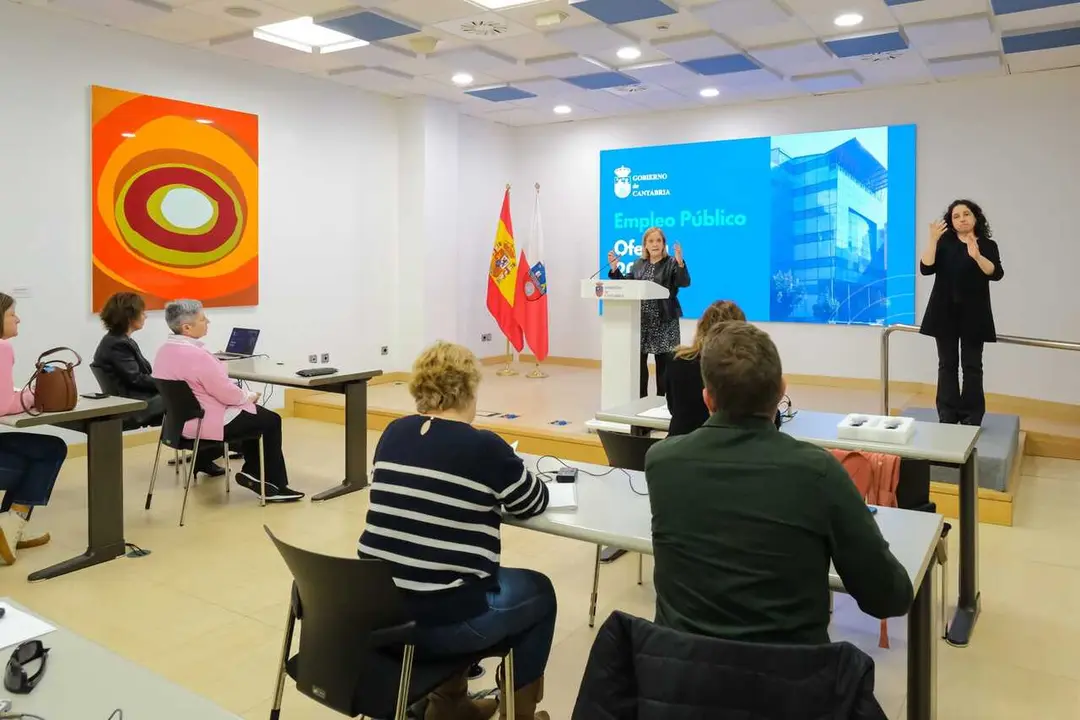 11:00 horas. Sala de prensa del Gobierno de Cantabria. La consejera de Presidencia, Justicia, Seguridad y Simplificaci&oacute;n Administrativa, Isabel Urrutia, presenta en rueda de prensa, la &lsquo;Oferta de Empleo P&uacute;blico para 2026&rsquo;. 27 de abril de 2026 &copy; Ra&uacute;l Lucio