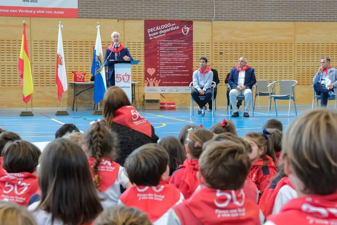 16:15 horas. Colegio San Agust&iacute;n, Santander. El consejero de Educaci&oacute;n, Formaci&oacute;n Profesional y Universidades, Sergio Silva, asiste al preg&oacute;n de las fiestas del colegio San Agust&iacute;n. 7 de mayo de 2026 &copy; Ra&uacute;l Lucio