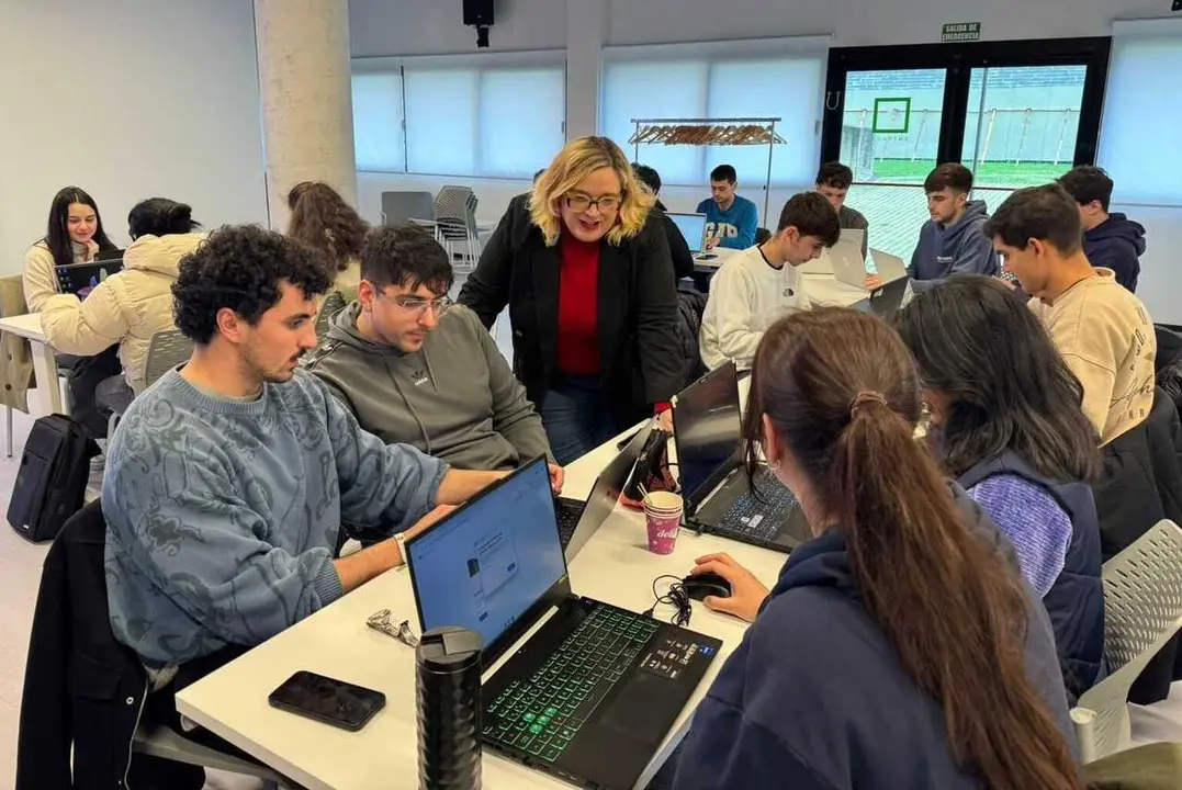 ndustria_cantabria_tech_talent

 

El Gobierno de Cantabria, a trav&eacute;s de la Consejer&iacute;a de Industria, Empleo, Innovaci&oacute;n y Comercio, en colaboraci&oacute;n con la C&aacute;mara de Comercio de Cantabria, pondr&aacute; en marcha la segunda edici&oacute;n del programa de formaci&oacute;n en competencias digitales &lsquo;Cantabria Tech Talent&rsquo; para formar especialistas en las Tecnolog&iacute;as de la Informaci&oacute;n y la Comunicaci&oacute;n (TIC) en el marco de la I Agenda Digital de Cantabria con el fin de dar respuesta a las dificultades que tienen las empresas de la regi&oacute;n para encontrar y contratar este tipo de perfiles, a los que se pretende insertar r&aacute;pidamente en el entorno profesional.
8 MAY 26