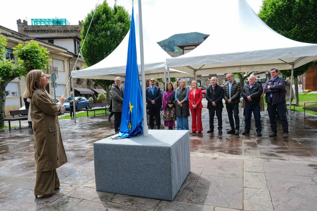 12:00 horas. Plaza Jes&uacute;s de Monasterio, Potes. La presidenta de Cantabria, Mar&iacute;a Jos&eacute; S&aacute;enz de Buruaga, preside el acto conmemorativo del D&iacute;a de Europa. &copy; Ra&uacute;l Lucio 09 de mayo de 2026