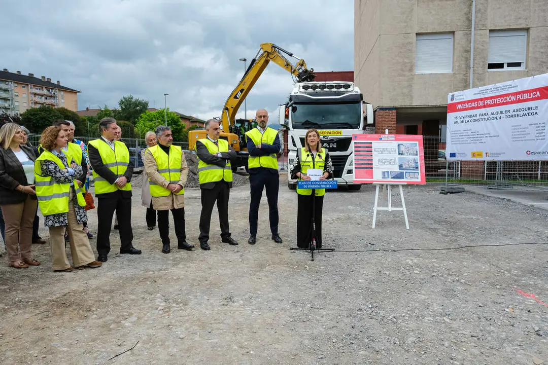 11:00 horas. Torrelavega. La presidenta de Cantabria, Mar&iacute;a Jos&eacute; S&aacute;enz de Buruaga, asiste al inicio de las obras de construcci&oacute;n de 15 viviendas protegidas en El Zapat&oacute;n. &copy; Ra&uacute;l Lucio 12 de mayo de 2026