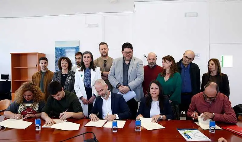 El consejero de Educaci&oacute;n, Formaci&oacute;n Profesional y Universidades, Sergio Silva, firma el acuerdo de mejora de la educaci&oacute;n de Cantabria, vinculado a la mejora de las condiciones laborales y retributivas del profesorado de la ense&ntilde;anza p&uacute;blica no universitaria.
19 mar 26