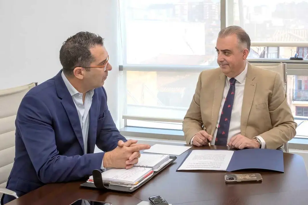 09:00 horas. Despacho del consejero
El consejero de Fomento, Vivienda, Ordenaci&oacute;n del Territorio y Medio Ambiente, Roberto Media, recibe al alcalde de Val de San Vicente.
