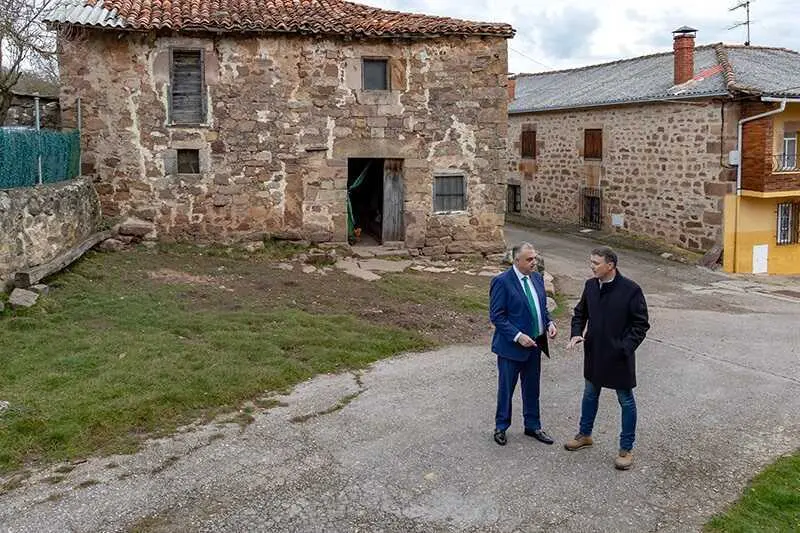 10:00 horas. Valdeolea https://maps.app.goo.gl/hCCTF6p4GjmWXbWe8

El consejero de Fomento, Ordenaci&oacute;n del Territorio y Medio Ambiente, Roberto Media, inaugura obras de asfaltado en el municipio.