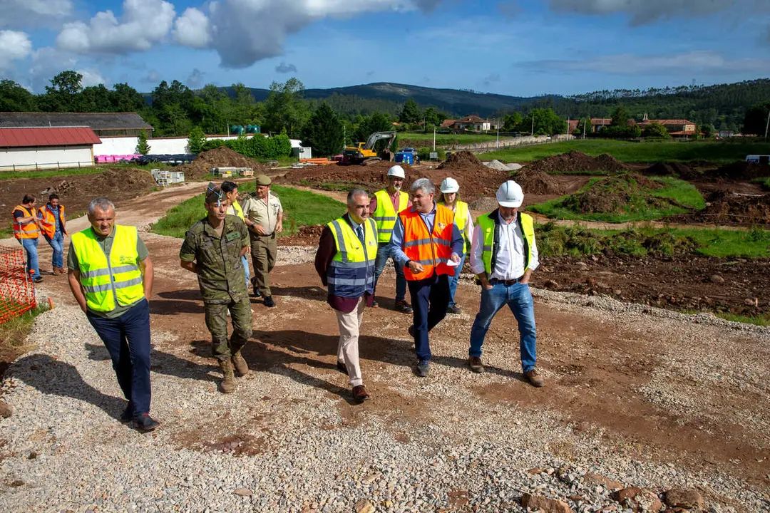 El consejero de Fomento, Vivienda, Ordenaci&oacute;n del Territorio y Medio Ambiente,
Roberto Media, visita las obras de construcci&oacute;n del espacio especializado para la
insensibilizaci&oacute;n equina en el Centro Militar de Cr&iacute;a Caballar. 5 Jun 26 &copy; Miguel De la Parra