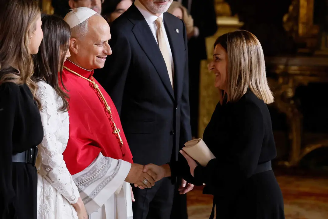 MADRID, 06/06/2026.- La presidenta de Cantabria, Mar&iacute;a Jos&eacute; S&aacute;enz de Buruaga (d), saluda al papa Le&oacute;n XIV en presencia del rey Felipe VI, durante el tradicional besamanos que ha tenido lugar en el Sal&oacute;n del Trono del Palacio Real, dentro de la ceremonia oficial de bienvenida al Sumo Pont&iacute;fice que inicia este s&aacute;bado en la capital un viaje de seis d&iacute;as a Espa&ntilde;a. EFE/Ballesteros