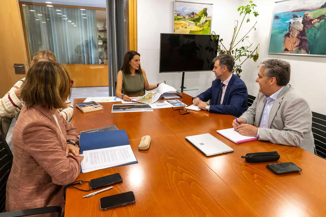 10:30 horas. Ayuntamiento de Santa Cruz de Bezana

El consejero de Cultura, Turismo y Deporte, Luis Mart&iacute;nez Abad, se re&uacute;ne con la alcaldesa. 10 junio 26 &copy;&nbsp;Miguel De la Parra