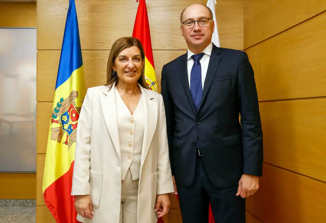 La presidenta de Cantabria, Mar&iacute;a Jos&eacute; S&aacute;enz de Buruaga, recibe al embajador de Moldavia, Eugeniu Revenco
17 JUN 26