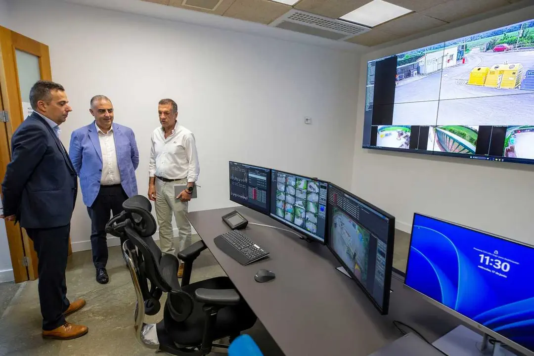 11:30 horas. Instalaciones de MARE en Torres
https://maps.apple.com/place?coordinate=43.342672,-
4.074193&name=Ubicaci%C3%B3n%20marcada&map=h
El consejero de Fomento, Vivienda, Ordenaci&oacute;n del Territorio y Medio Ambiente,
Roberto Media, inaugura la nueva sala de control de MARE (instalaciones de MARE en
Torres). 17 JUN 26 &copy; Miguel De la Parra