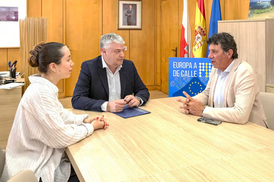 13:20. Despacho del consejero
El consejero de Econom&iacute;a, Hacienda, Fondos Europeos y Financiaci&oacute;n Auton&oacute;mica, Luis &Aacute;ngel Ag&uuml;eros, firma un convenio con el alcalde de Bareyo para una subvenci&oacute;n de Fondos Europeos