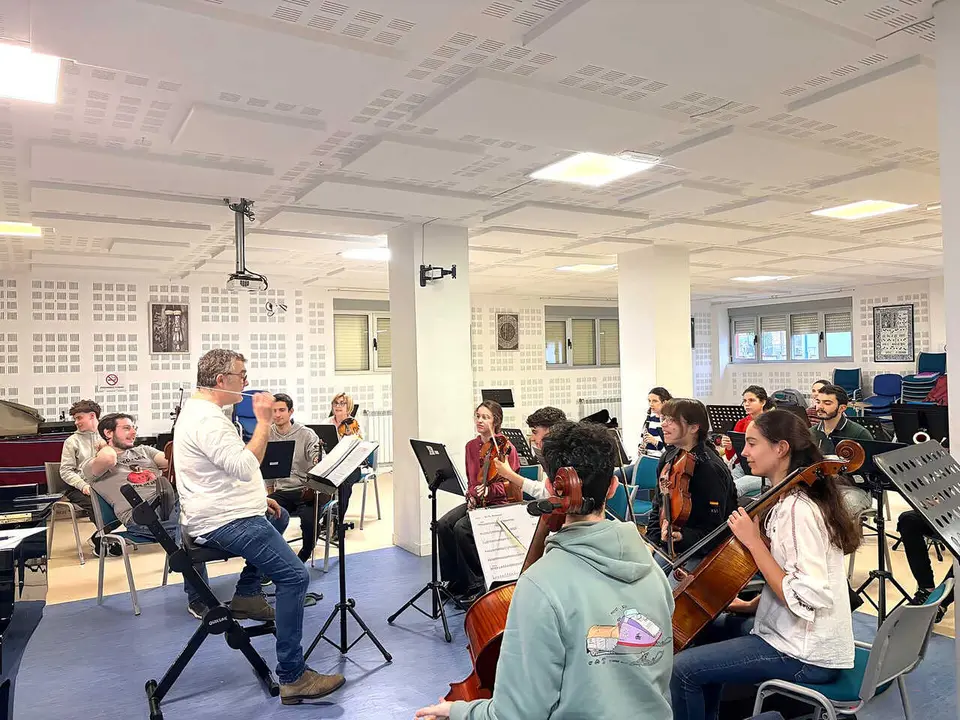 Es uno de los ensayos de la orquesta que participa en el Musical Sonrisas y L&aacute;grimas y en el que participar&aacute; alumnado del Conservatorio Profesional de Torrelavega, el IES Foramontanos de Cabez&oacute;n de la Sal, el IES Manuel Guti&eacute;rrez Arag&oacute;n, de Vi&eacute;rnoles, y la orquesta AEDEA de Santander