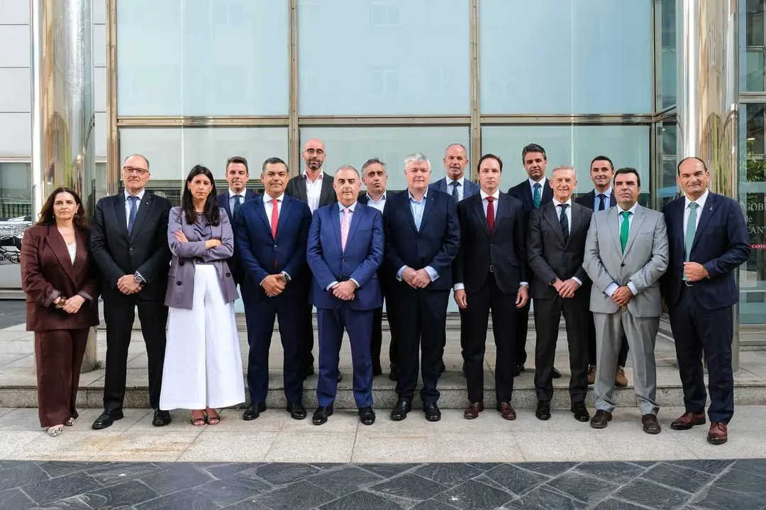 9:30 horas Sala de prensa del Gobierno de Cantabria. Los consejeros de Econom&iacute;a, Hacienda, Financiaci&oacute;n Auton&oacute;mica y Fondos Europeos, Luis &Aacute;ngel Ag&uuml;eros, y de Fomento, Vivienda, Ordenaci&oacute;n del Territorio y Medio Ambiente, Roberto Media, firman con entidades bancarias los convenios para avalar el 20 por ciento de la compra de la primera vivienda para menores de 45 a&ntilde;os. 22 de junio de 2026 &copy; Ra&uacute;l Lucio