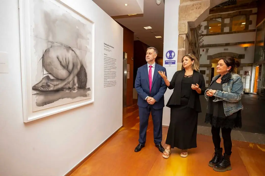 17:00 horas Sala Mauro Muriedas, Calle Pedro Alonso Revuelta, 5 Torrelavega
El consejero de Cultura, Turismo y Deporte, Luis Mart&iacute;nez Abad, visita la exposici&oacute;n de Nieves Moriano
18 JUNIO 26 &copy; Miguel De la Parra