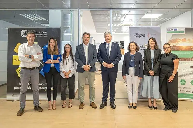 .-12:00 horas. Oficina de Proyectos Europeos (OPE Cantabria). Paseo de Pereda, 13 &ndash; 4&ordf; planta (Casa de Piedra)
Foto del consejero de Econom&iacute;a, Hacienda, Financiaci&oacute;n Auton&oacute;mica y Fondos Europeos, Luis &Aacute;ngel Ag&uuml;eros, junto con el equipo de la OPE.