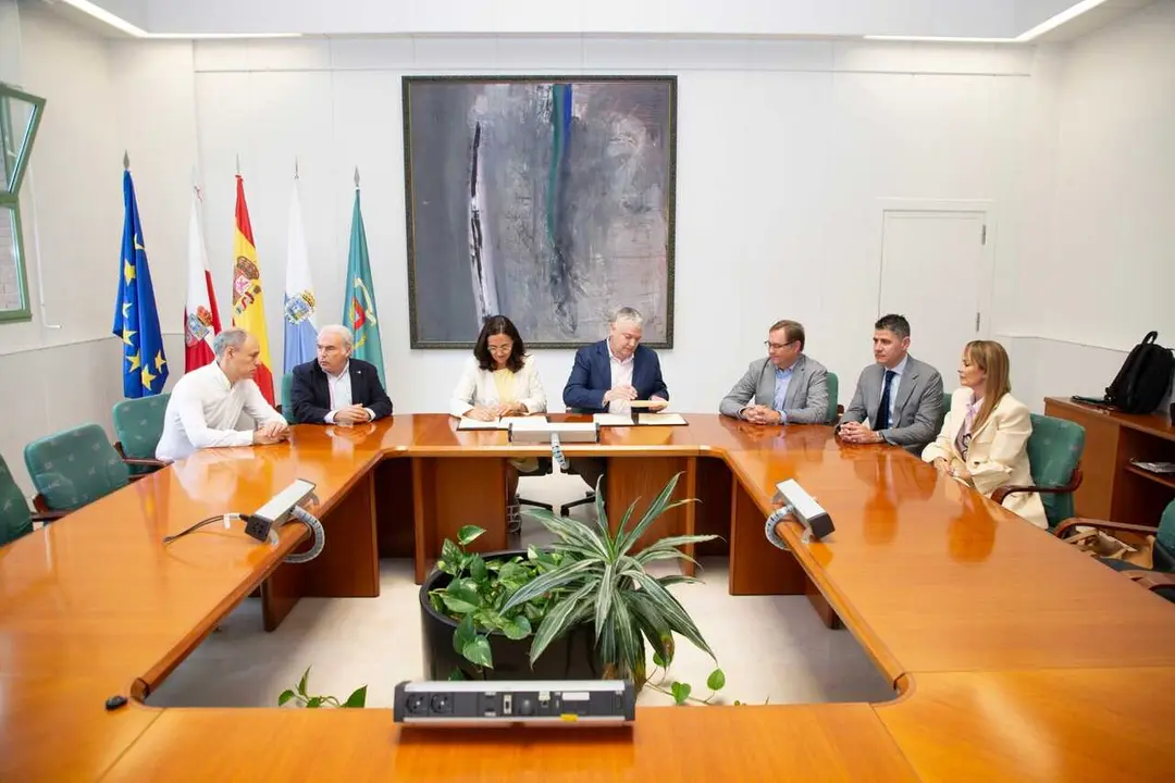 El consejero de Econom&iacute;a, Hacienda, Financiaci&oacute;n Auton&oacute;mica y Fondos Europeos, Luis &Aacute;ngel Ag&uuml;eros, firma el convenio para financiar las actuaciones comprendidas en el Programa Ejecutivo de Gesti&oacute;n Directiva
Nacho Romero &copy;
3 jul 26