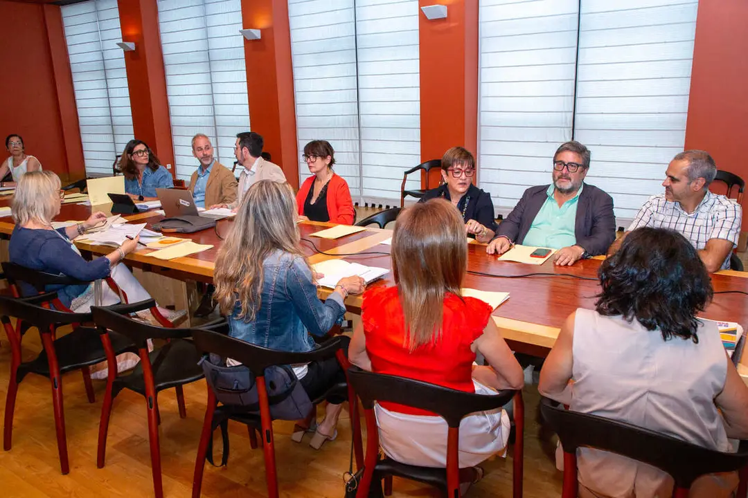 Paraninfo de la Universidad de Cantabria, Calle Sevilla, Santander

El consejero de Educaci&oacute;n, Formaci&oacute;n Profesional y Universidades, Sergio Silva, realiza declaraciones previas a la reuni&oacute;n del Observatorio de la Convivencia en el que se presentar&aacute; la encuesta a centros educativos sobre convivencia escolar y la Gu&iacute;a de la Accesibilidad Emocional. 

N ROMERO
3 JUL 26