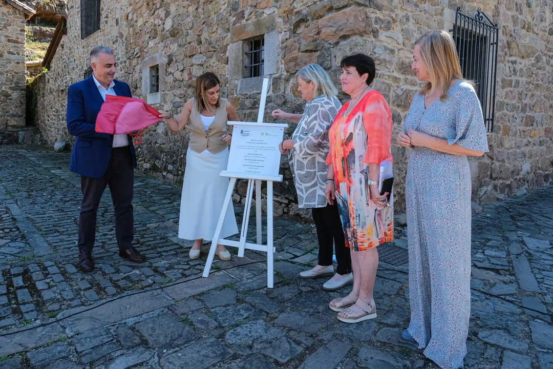 11:00 horas. B&aacute;rcena Mayor, Los Tojos. La presidenta de Cantabria, Mar&iacute;a Jos&eacute; S&aacute;enz de Buruaga, entrega el t&iacute;tulo de Pueblo de Cantabria 2025 a B&aacute;rcena Mayor. 2 de julio de 2026 &copy; Ra&uacute;l Lucio