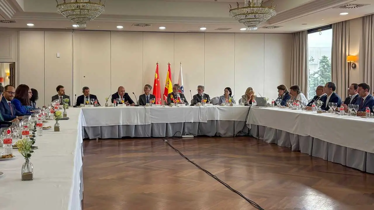 10:00 Hotel Bah&iacute;a, Santander

El embajador de la Rep&uacute;blica Popular de China en Espa&ntilde;a, Yao Jing, mantiene un desayuno de trabajo con el sector empresarial de la regi&oacute;n, organizado por SODERCAN. (El consejero delegado de SODERCAN, &Aacute;ngel Pedraja, atender&aacute; a los medios de comunicaci&oacute;n a las 9:50)