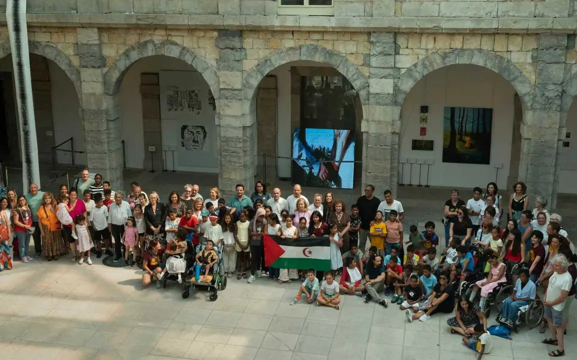Recepcion ni&ntilde;os saharauis y familioas de acogida programa vacaciones en paz