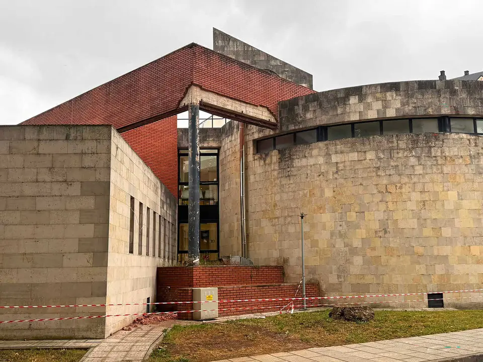 ca&iacute;da de ladrillo en gran cantidad en el centro de salud Cudeyo.