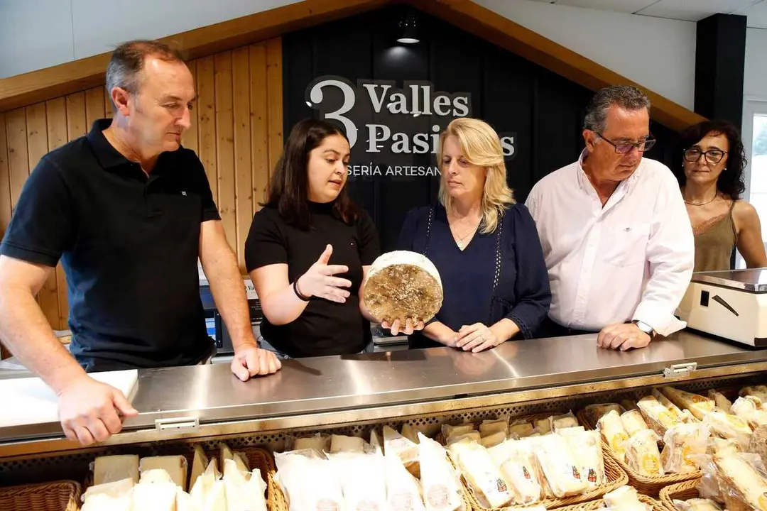 La consejera de Desarrollo Rural, Ganader&iacute;a, Pesca y Alimentaci&oacute;n, Mar&iacute;a Jes&uacute;s Susinos, visita la Queser&iacute;a Tres Valles Pasiegos. 
14 JU&Ntilde;L 26