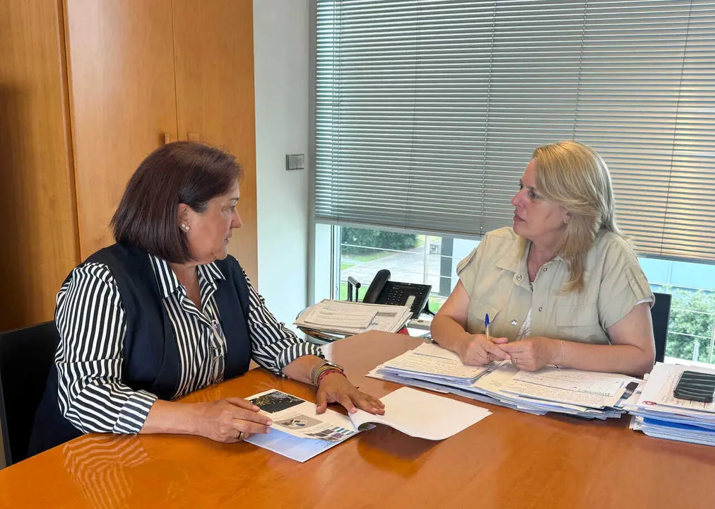 La consejera de Desarrollo Rural, Ganader&iacute;a, Pesca y Alimentaci&oacute;n, Mar&iacute;a Jes&uacute;s Susinos, recibe a la alcaldesa de Cabu&eacute;rniga.
176 JUN 26