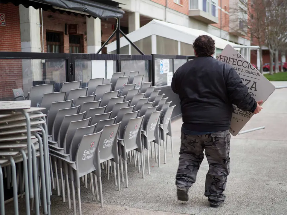 Txabo, due&ntilde;o del Bar Ogi, preparando la terraza para la apertura de la misma, en Pamplona , hoy 26 de noviembre de 2020.