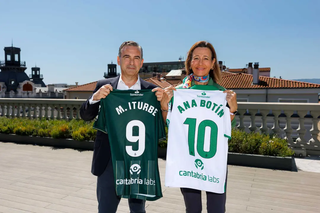 ANA BOTIN Y MANUEL ITURBE CON LA CAMISETA DEL RACING