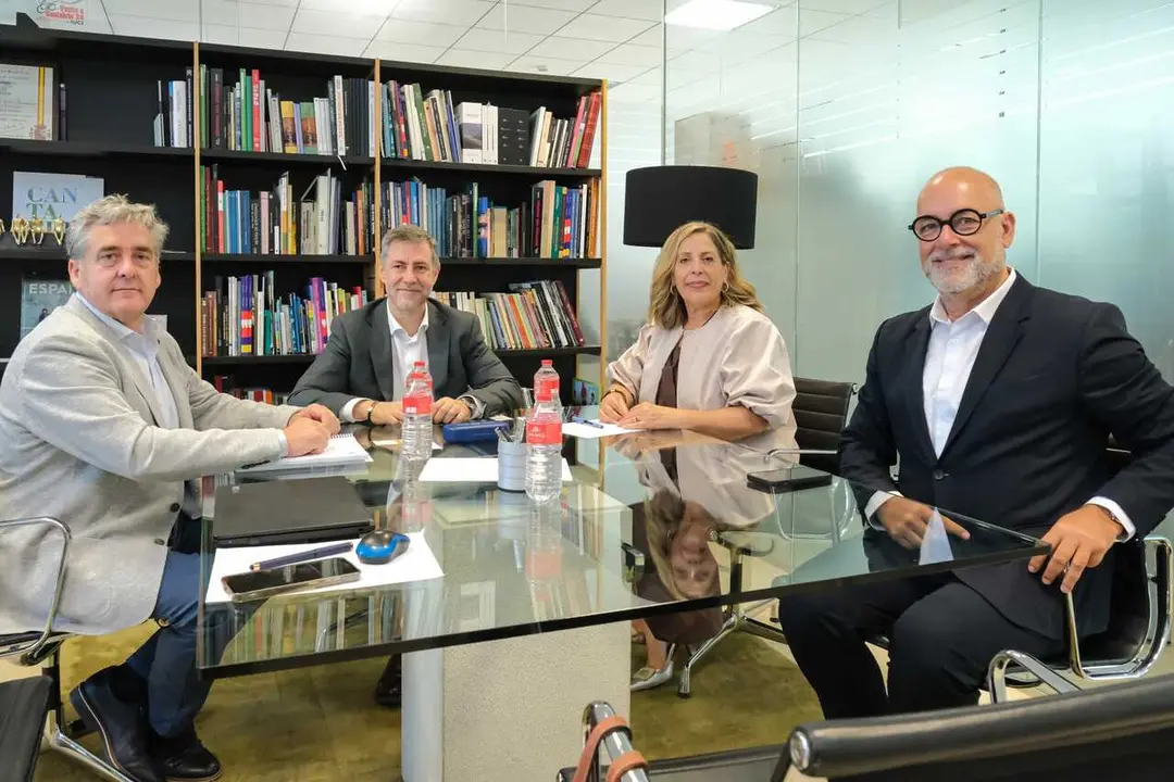 12:00 horas. CANTUR. El consejero de Cultura, Turismo y Deporte, Luis Mart&iacute;nez Abad, se re&uacute;ne con la consejera de &Aacute;rea Insular de Turismo de Fuerteventura, Marlene Figueroa, y el director del Patronato de Turismo de la isla, Mois&eacute;s Jorge Naranjo. 24 de julio de 2026 &copy; Ra&uacute;l Lucio