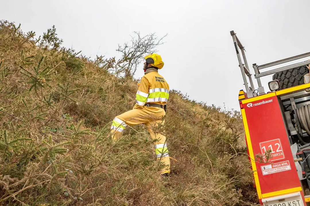 11:00 horas. Los Tojos
La consejera de Desarrollo Rural, Ganader&iacute;a, Pesca y Alimentaci&oacute;n, Mar&iacute;a Jes&uacute;s Susinos, asiste al ejercicio de coordinaci&oacute;n en incendios forestales consejer&iacute;a-UME.