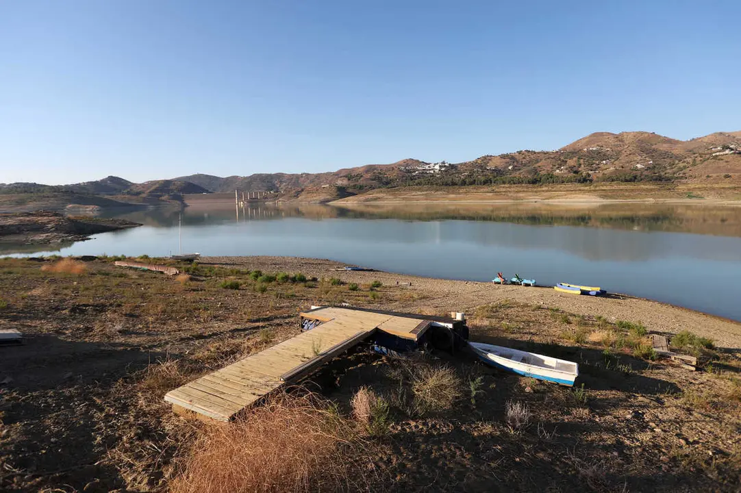 El pantano de La Vi&ntilde;uela situado en el t&eacute;rmino de V&eacute;lez M&aacute;laga se acerca a sus cifras m&iacute;nimas hist&oacute;ricas donde el embalse se encuentra al 12% de su capacidad, donde no llueve desde el pasado invierno y abastece a cerca de doscientos mil habitantes de 14 municipios a 8 de agosto de 2022 en M&aacute;laga, Andaluc&iacute;a.