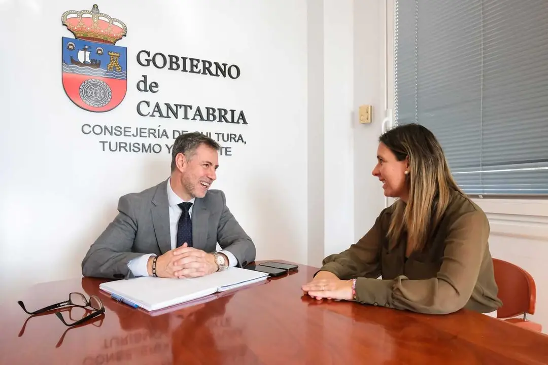10.30 horas. Despacho del consejero. El consejero de Cultura, Turismo, Deporte, Luis Mart&iacute;nez Abad, recibe a la alcaldesa de Noja, Mireia Maza. 5 de noviembre de 2024 &copy; Ra&uacute;l Lucio