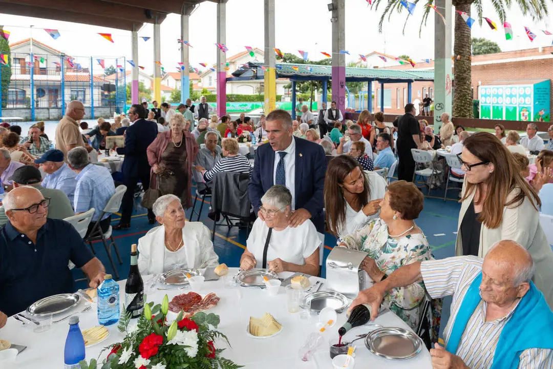 La consejera de Inclusi&oacute;n Social, Juventud, Familias e Igualdad, Bego&ntilde;a G&oacute;mez del R&iacute;o, asiste a los actos organizados con motivo de la Fiesta de los Mayores.