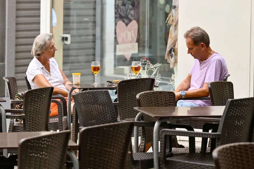 Murcia, 22 Jul. (EUROPA PRESS).- Varias personas se protegen del intenso calor con abanicos mientras un term&oacute;metro marca altas temperaturas en el centro de Murcia, este martes 22 de julio, durante un nuevo episodio de ola de calor que afecta a la Regi&oacute;n de Murcia. Foto: Kiko Asunci&oacute;n / Europa Press.