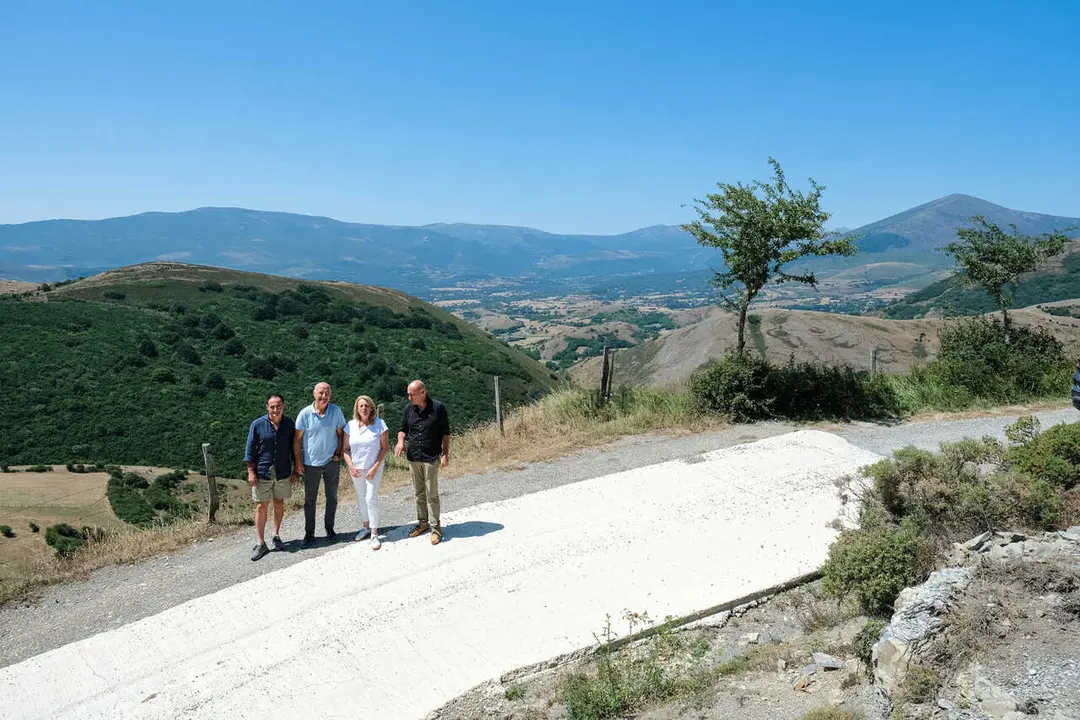 12:00 horas. Espinilla. Ayuntamiento de la Hermandad de Campoo de Suso. La consejera de Desarrollo Rural, Ganader&iacute;a, Pesca y Alimentaci&oacute;n, Mar&iacute;a Jes&uacute;s Susinos, visita caminos en la Hermandad de Campoo de Suso. 21 de julio de 2026 &copy; Ra&uacute;l Lucio