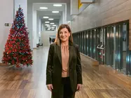 17:00 horas. Hospital Valdecilla. Hall del Edificio 2 de noviembre. La presidenta de Cantabria, Mar&iacute;a Jos&eacute; S&aacute;enz de Buruaga, graba el mensaje de Navidad. 19 de diciembre de 2025 &copy; Ra&uacute;l Lucio